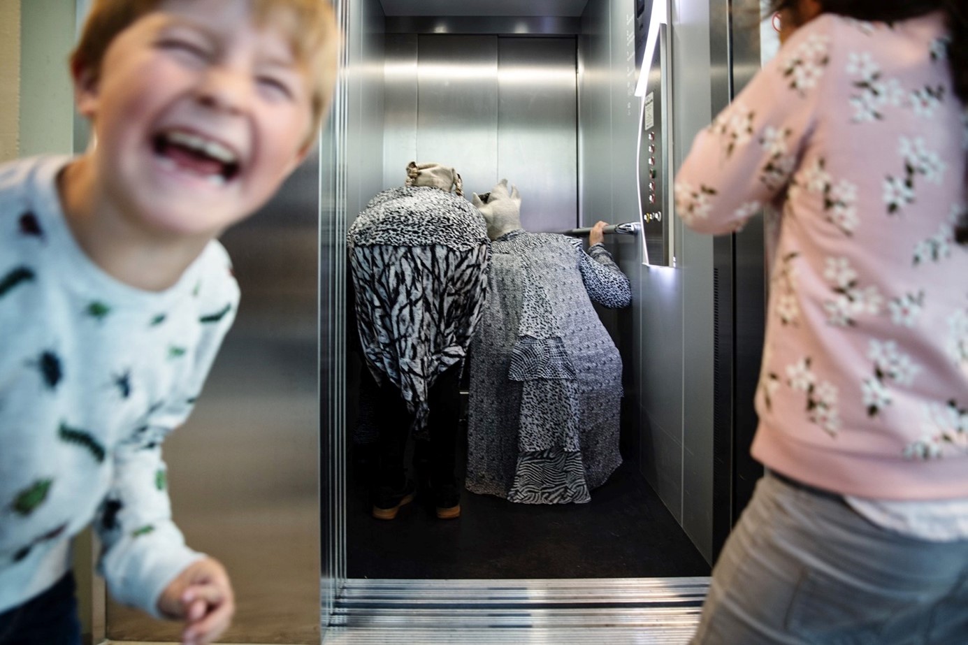 Barn gleder seg over Animalium ved åpningen av Rosendal Teater
